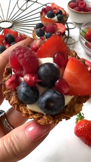 Helen Ridgeway Nutrition | For an easy Valentine breakfast or dessert, try these 5 ingredient berry cups. They’re so easy to make. The base is just oats, nut butter... | Instagram