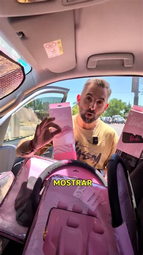 𝔼𝔻ℝ Autopartes on Instagram: "🎀🚗 ¿Siempre quisiste tener el auto de Barbie? Bueno… AHORA PODÉS 💖✨ 👉 Nos ingresó toda la línea original MATTEL de Barbie y te voy a mostrar todo lo que llegó para vos, chica Barbie 💅💕 💗 Cubrevolantes Barbie – 3 modelos ✔️ Detalle en goma superior ✔️ Costura en color fucsia ✔️ Grip excelente, no resbala ✔️ Diseño full Barbie 👉 Tip importante: se coloca con paciencia y despacio, entra justo pero entra Y si no querés renegar… te venís 5 minutos y te lo llevá