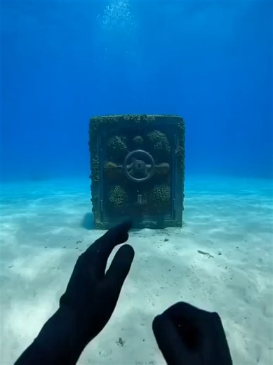 POV: a sunken treasure waiting to be found 🗝️🌊🤿 An ancient metal safe rests on the ocean floor… rusted, barnacle-covered, with its heavy locking wheel hinting at secrets hidden in the deep blue 👀✨ #3DNails #SeasonalNails #UnderwaterExploration #SunkenSecrets #OceanMystery #DeepSeaPOV #LostArtifacts #ViralAdventure #ExplorePage #StoryTok