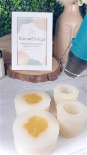 Wenn flüssiges Wachs zu kleinen Frühlingsblumen wird 🌸 Gießen, warten, lösen – und jedes Detail erzählt von Geduld und Liebe zum Handwerk. #waxmelts #smallbusinessvibes #handmadewithlove❤ #springvibes #flower