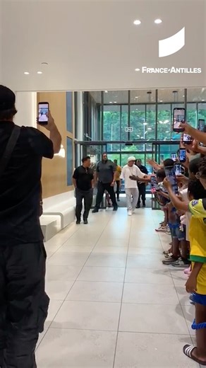🌟 RONALDINHO EN MARTINIQUE ! 🇲🇶⚽ 🌟 La star mondiale du football, ancien ballon d'or et joueur de la sélection brésilienne est arrivée ce jeudi et a créé l’événement au centre commercial Océanis au Robert ! 😍 De nombreux fans sont venus le rencontrer lors d'une séance de dédicaces inoubliable. Certains n'ont pas pu le voir, mais espèrent encore pouvoir se faire signer un autographe ce vendredi 📅 Rendez-vous ce vendredi, au stade Pierre Aliker, pour un match de gala exceptionnel aux côtés de