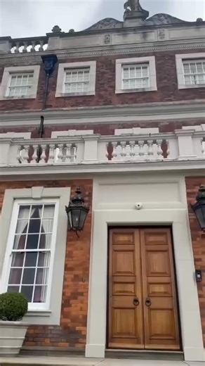 We thoroughly enjoyed meeting visitors and welcoming them to Knowsley Hall for our guided tours - a rare opportunity to explore the Hall and uncover the stories behind its rooms, collections and family legacy. As part of the experience, guests enjoyed a special exhibition, curated by The Countess of Derby '𝑨 𝑷𝒂𝒔𝒔𝒊𝒐𝒏 𝒇𝒐𝒓 𝑻𝒉𝒆 𝑻𝒖𝒓𝒇', showcasing equestrian artwork from the family’s private collection, along with rarely seen racing memorabilia from the archives. Next year's exhibiti