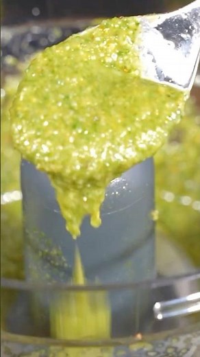 De lekkerste pesto maak je natuurlijk zelf met verse basilicum. #pesto #easyrecipe #basil #sauce