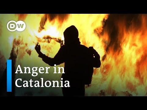 Violence rocks Barcelona after 500,000 Catalans rally | DW News