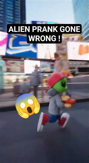 Alien Pranks NYC with Fake Hot Dogs! 😂👽 #shorts