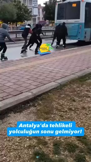 Antalya Hakkında on Instagram: "Antalya’nın farklı bölgelerinde patenli gençlerin, şehir içi toplu taşıma otobüslerinin arkasına tutunarak trafikte ilerlediği görüntüler gelmeye devam ediyor. Bu görüntüler, hem trafikteki sürücüler hem de izleyen vatandaşlar arasında tedirginliğe yol açarken, yetkililerin konuya bir çözüm getirmesi bekleniyor."