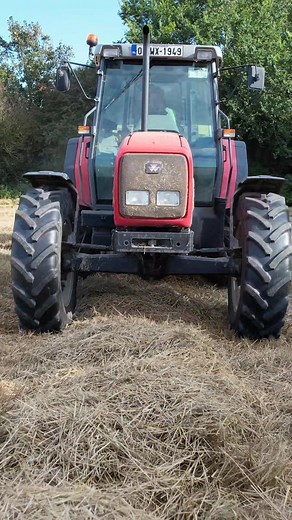 Massey Ferguson 4270 y Claas Rollant 46 en acción