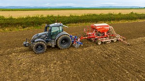 Something of a very different drill with Carse Hall Farm is a custom built system to suit the land and how they approach drilling. We have a Valtra T214 with 800s & 710 tyres 4m Erth Engineering Toolbar coupled to a Kverneland MSC Drill which has been fitted with a Vaderstad Rapid toolbar on the rear. #arimagery #farming #agriculture #farmlife HD Link - https://youtu.be/-V7pdaYo-HE Don't forget to check out the channels Facebook - https://www.facebook.com/arimageryofficial YouTube - @ARImagery o
