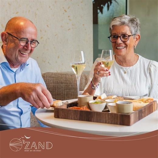 Het weekend begint bij 't Zand. Tijd om even te ontspannen, bij te praten en te genieten van het goede leven. Een heerlijk glas wijn of een sprankelend biertje en laat de week rustig uitlopen. Vrijdagmiddag smaakt nét even beter bij 't Zand. | t Zand eten en drinken
