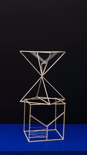 ESAM Design | École Supérieure des Arts Modernes on Instagram: "Comprendre le volume ne se fait pas sur un écran. Cela commence par les mains, le regard, le tâtonnement. En année préparatoire, on explore comment un volume tient, dialogue avec l’espace, résiste, s’effondre parfois… et renaît autrement. On découpe, on plie, on assemble. On observe les ombres, les pleins, les vides. On se trompe. On recommence. Les carnets créatifs deviennent des terrains de recherche : croquis, annotations, essais