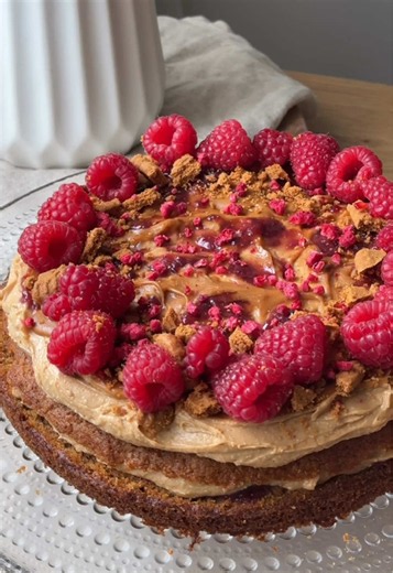 Porkkanakakku Biscoff ja vadelmatäytteellä – resepti