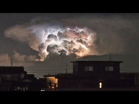 70kmほど離れたところに発生した夜の雷雲