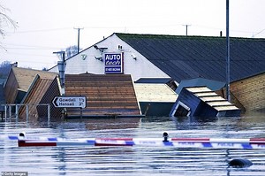 Great Britain is hit by a powerful storm with winds over 100 kilometers per hour, as well as heavy rain that flooded many areas