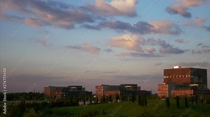 Zeitraffer, Abendhimmel mit Wolken über Bürogebäuden