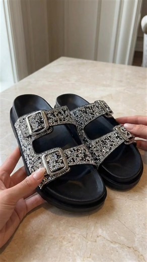 Sandália rasteirinha preta estilo papete, com tiras em strass e fivelas ajustáveis. Moderna, confortável e perfeita para dar brilho ao look sem perder a praticidade. #sandaliafeminina #modafeminina #tiktokshopbr77