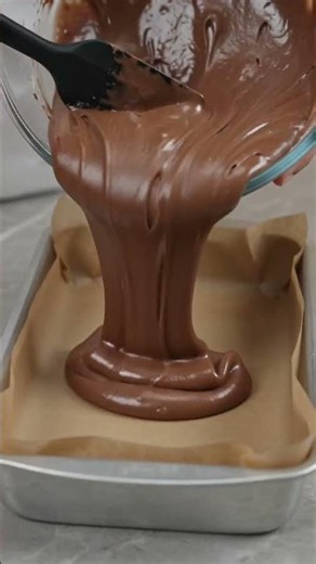 I made a giant Oreo cake at home.