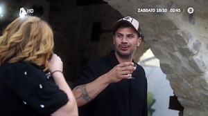 Το «Akis’ Food Tour» επιστρέφει! Ο Άκης Πετρετζίκης ταξιδεύει σε Ελλάδα και Ευρώπη, δοκιμάζει αυθεντικές συνταγές, επισκέπτεται τοπικούς παραγωγούς και μας συστήνει τον γαστρονομικό πλούτο κάθε περιοχής. Ξεκινάει από τα χωριά του νομού Ηρακλείου Κρήτης και συνεχίζει ένα μοναδικό ταξίδι γεμάτο γεύσεις, παραδόσεις και ανθρώπινες ιστορίες. #akisfoodtour Πρεμιέρα Σάββατο 18/10 στις 20:45 🎉 | Alpha TV