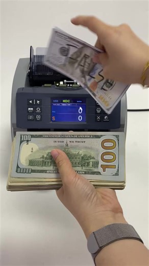 To catch counterfeit money, use a bank currency detector#billcounter #moneycounter #coutingmachine #currencymachine #usa