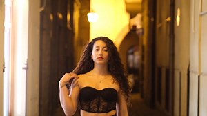 ASMR 意大利女理发师的直发到卷发设计