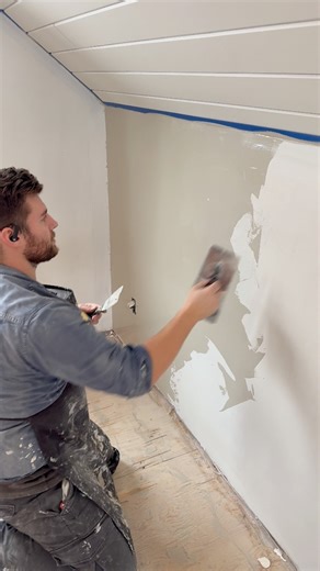 Getting the behind the scenes action from our Moroccan clay interior project in Lakeside Montana. Using the Meoded Paint & Plaster Whiteout trowel to lay down these base coats of clay plaster. Beautiful looks underway. Drop application questions in the comments ⬇️ #clayplaster #flatheadvalley #moroccanclay #decorativeplaster #venetianplaster | Reed Painting