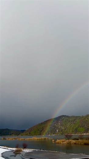 cafe縞 on Instagram: "✨🎍明けましておめでとうございます🎠✨ 1月3日より2026年の営業をスタートさせていただいております。 初日は見事な虹が一年のスタートを彩ってくれ🌈冬の三方五湖の❄️雪と虹のコロコロと変わるドラマティックな景色をお楽しみいただきました。しかもうっすらダブルレインボー🌈。 この一年も、年縞、縄文、両博物館、道の駅三方五湖、レインボーライン、桂由美ブライダルランドwkasaなど、この地域を訪れる皆さんに、ホッと一息つける場所を真心で提供してまいりますので、ご愛顧のほどよろしくお願いいたします。 cafe縞"