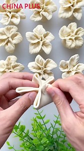 Edible sakura are served on a table! A talented chef created flower-shaped dumplings with various seasonings, pleasing foodies. #Delicacy | China Plus Culture