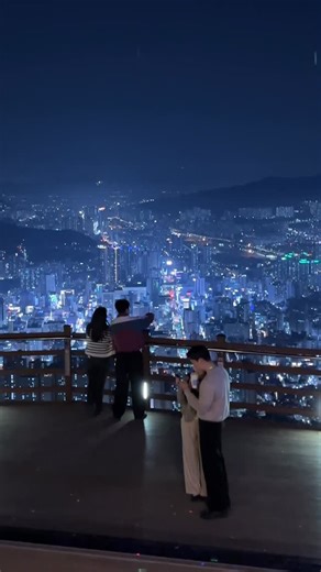 𝙢𝙞𝙣𝙨𝙤𝙢𝙚 민썸 | 𝙋𝙝𝙤𝙩𝙤𝙜𝙧𝙖𝙥𝙝𝙚𝙧𝙨 & 𝙛𝙞𝙡𝙢𝙢𝙖𝙠𝙚𝙧𝙨 🇰🇷 on Instagram: "요즘 외국인 방문 1티어라는 부산 야경 명소 🇰🇷 교통이 불편한 곳이라 그런지 트레일러닝 하는 외국인분들도 많더라구요! 해외의 다른 야경명소랑 비교해도 정말 멋진 곳이라 앞으로 더더 유명해졌으면 좋겠습니다 📍부산 황령산 봉수대 The Hidden #1 Night View Spot in Busan 🇰🇷 Forget the typical tourist spots. This is where the magic happens! Recently, I’ve seen more and more travelers trail running up here. It’s a bit of a climb since public transport is limited, but that’s exactly why it feels like a secret