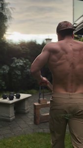 Three stage back evolution ⬇️ For the first stage, once you notice your back strength and size is lacking, maybe you were built forward from excess pushing and not enough pulling exercise as I was, you need something to wake up your back muscles. Barbell rows are perfect for this because you can scale the weight and hit high reps and sets to iron out a mind muscle connection. This stage is all about shocking your back muscles out of dormancy, and getting some modest strength and hypertrophy goin