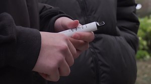 La "puff", cette vape jetable qui envahit les préaux, n'est pas sans risque | RTS