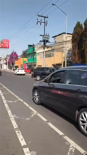 #video | Conductor desquiciado en la CDMX tras pleito vial con un motociclista. Esto ocurrió durante la tarde del viernes 30 de enero de 2026 en laterales del Viaducto Tlalpan y Acoxpa. 🚔 El vehículo: Una Cherokee negra con el cofre totalmente doblado. 🥊 El conflicto: Una trifulca intensa contra una moto que dejó con severos daños a la camioneta tras aparentemente arrollar a los motociclistas quienes corrían y evadir al conductor | Red Tráfico Real