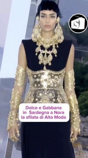 Dolce e Gabbana in Sardegna, la sfilata di Alta Moda a Nora Tradizione, arte e cultura: l’elogio del “Fatto a mano” firmato Dolce & Gabbana Domenico Dolce e Stefano Gabbana hanno incantato il mondo con uno dei fashion show più spettacolari di sempre, celebrando la Sardegna e la sua storia millenaria. Il risultato è pura magia. In prima fila, tanti amici del brand, da Naomi a Maluma. Le meraviglie uniche del sito di Nora hanno fatto da sfondo alla sfilata Dolce & Gabbana Alta Moda 2024, una colle