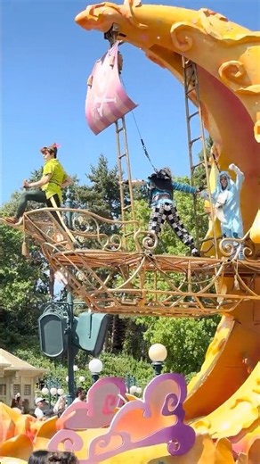 Disney Parade Magic! Captain Hook & Peter Pan Steal the Show! #disney #CaptainHook #PeterPan