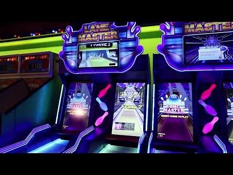 Lane Master virtual bowling, Great Canadian Midway, Clifton Hill, Niagara Falls