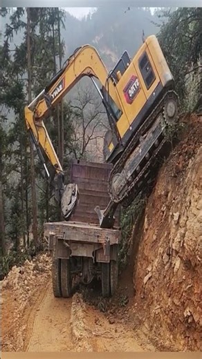 挖土機特技?挖土機上卡車?挖土機翻車?Excavator stunts? Excavator on a truck? Excavator overturning?