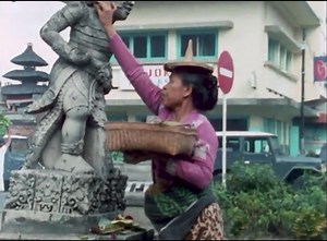 Kota Denpasar tahun (1989) terlihat Catur Muka, Pasar Badung… Jenis & Suara Kendaraan yg lewat, Pasar, Papan2 Logo di pinggir jalan, Billboard Cinema, musik kaset, bemo, pakaian, gaya rambut, kacamata yg bikin Nostalgia tahun 80an… kenangan yg tak terulang kembali… Ada Holden Commodore 🤩 -National Geographic - Bali Masterpiece of the Gods ‘90- | Jero 80’s