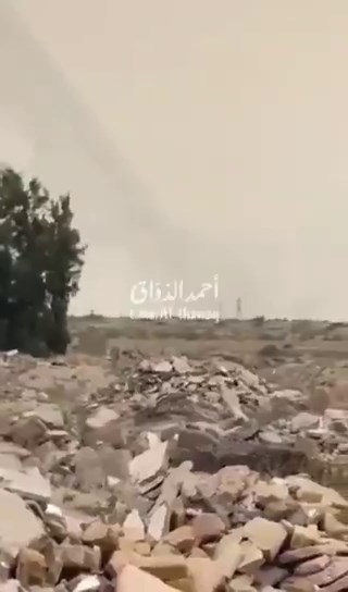 🇺🇸🇮🇷🇰🇼U.S. missiles were reportedly launched from HIMARS systems inside Kuwait on at least 2 dates, March 24 and March 31.Videos filmed from the Iraqi side of the border allegedly captured the launches heading toward Iran.Kuwait has denied allowing its territory to be used for attacks on Iran.Source: France 24