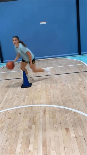 Always work even when you don’t FEEL like it🏀💪🏽🔥. 8th grade Aaleah worked on dribbling on the move🏀🔥. Every change of direction is a BTL . One or two dribbles and go. PLEASE don’t train kids to play with BALL.💪🏽💪🏽🏀. FUNDAMENTALS IS THE FOUNDATION 🏀🔥💪🏽 #fypreelsシ゚viralシ #basketball #girlsbasketball #girlworkout #reelschallengereelschallengereelschallengereelschallenge #instareels BBG Training | Javonte Young