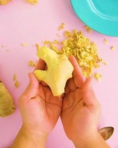 18K views · 14 reactions | This week, the genius garlic peeling hack was the all the craze. But how about this handy ginger peeling hack... and all you need is a teaspoon! What's your go-to hack in the kitchen? #simplydelicious | HelloFresh | Facebook