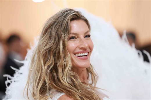 Gisele Bündchen Reveals Her Exact Ab Workout at 45 in a Rare, Makeup-Free Appearance