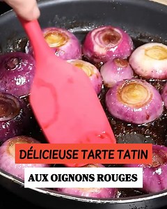 Délicieuse tatin d'oignons rouges Ingrédients : 1 kg d'oignons rouges 1 pâte feuilletée 20 gr de beurre 2 cuillères à soupe d'huile d'olive 1 cuillère à café d'herbes de Provence 2 cuillères à soupe de miel 4 cuillères à soupe de vinaigre balsamique Sel/Poivre Temps de préparation : 25 min Temps de cuisson : 25 min pour les oignons 40 min au four à 180°C | La Cuisine de Philippe