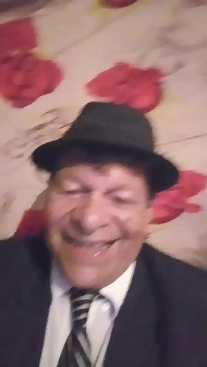 Elegant Style in a Floral Setting: Static Visuals