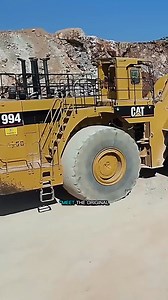 Cat 994K - The Evolution of a Mining Giant 🚜⚡ Description: From the legendary Cat 994 to the upgraded Cat 994K, this machine brings serious improvements: ✅ Bigger bucket capacity ✅ Better fuel efficiency ✅ Smarter control systems All designed to boost productivity and dominate the toughest mining sites! 🔥 #Cat994K #WheelLoader #Caterpillar #HeavyEquipment #MiningLife | Earthmover Legends