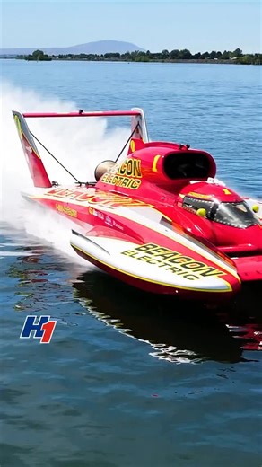H1 Unlimited Hydroplane Racing on Instagram: "JMK Tri-Test FlyBy The Beacon Electric ⚡️ driven by @jmichael.kelly.u8 flies down the front stretch during the H1 Unlimited Preseason Test Session 🏁 @beaconplumbing @strongracing1 3000 HP 190+ MPH 30 ft long - 14 ft wide Carbon Fiber hulls 6750 lbs minimum Follow @h1_unlimited_hydroplanes THE Powerhouses of Boat Racing"