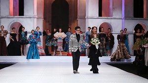 82 Koleksi Busana Rayakan 25 Tahun Sebastian Gunawan Berkarya