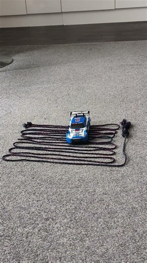 RC car drives on a string loop →gets stuck →reverses →passes #rccardriving #rccar #remotecontrolcar