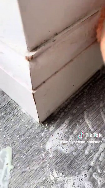 Just a little vim powder and Cif CC floor scrub with my fav scrub daddy🧼 with a hot water and bleach mop to clean up. Oh and this water dump was filthy, I loved it😂 #scrubbingasmr #scrubdaddy #floorscrub #cleantok #fylpシ