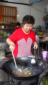 33K views · 503 reactions | Mak.. Paten kali salah satu kwetiau legend di Medan ini! Nggak paten kelen rasa kalau udah jualan sejak 1974? Udah setengah abad nih. Anak Medan yang suka makan di sini, mana suaranya? Buat kamu yang pewe di rumah dan nggak mau ribet, semua menu Kwetiau Ahong juga tersedia di GoFood ya. Ingat, lebih mudah dan hemat ongkir pakai GoFood aja! @gojek.mdn #MakPatenKali #GojekPalingHemat #PilihanKokoCici | Makanmana | Facebook