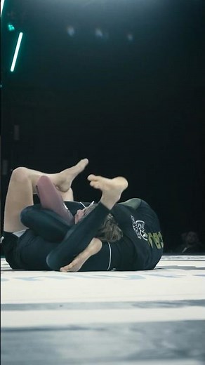 Oliver Taza finishes with inverted triangle choke | CFFC BJJ 16