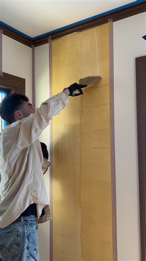 Justin Miller on Instagram: "Faux finishes were everywhere in the 90s and early 00s. Since you can’t get faux finish glaze at every hardware store anymore, I wanted to see if I could find an alternative so I could paint some fake grass cloth! #fauxfinish #eclecticinteriors #interiordesigntips #collectedhome #grasscloth"