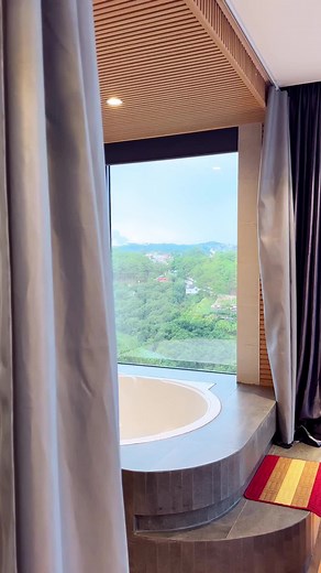 Căn phòng với bồn tắm view nhìn ra thiên nhiên tại OppaHotel Đà Lạt #oppahomestay #khachsandalat #homestaydalat #ghiendalat #dalat #oppahoteldalat